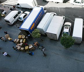 Los camiones realizan operaciones de carga y descarga durante todo el día Los camiones realizan operaciones de carga y descarga durante todo el día