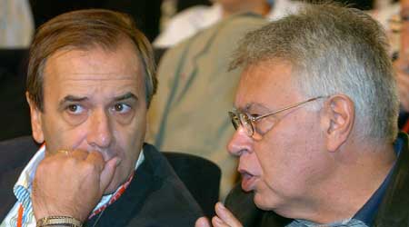 El ex presidente del Gobierno Felipe González (d) conversa con el ministro de Defensa, José Antonio Alonso (i). (José Huesca / Efe) El ex presidente del Gobierno Felipe González (d) conversa con el ministro de Defensa, José Antonio Alonso (i). (José Huesca / Efe)