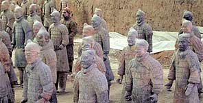 El estudiante alemán, camuflado entre los guerreros de terracota chinos (Chinanews). El estudiante alemán, camuflado entre los guerreros de terracota chinos (Chinanews).