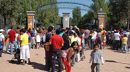 Cientos de ecuatorianos esperan para acceder al Parque de Atracciones y celebrar su fiesta Cientos de ecuatorianos esperan para acceder al Parque de Atracciones y celebrar su fiesta