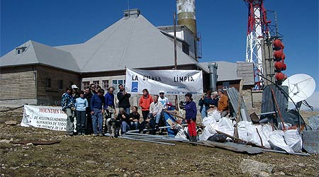 El grupo de ecologistas que recogió los residuos en la Bola del Mundo El grupo de ecologistas que recogió los residuos en la Bola del Mundo