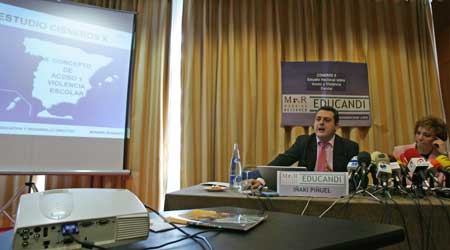 Oñate y Piñuel durante la presentación de los datos de acoso y violencia escolar en España. (B. Echevarri / Efe) Oñate y Piñuel durante la presentación de los datos de acoso y violencia escolar en España. (B. Echevarri / Efe)