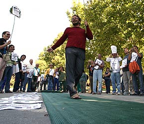 Los miembros de la plataforma desfilaron sobre una alfombra verde Los miembros de la plataforma desfilaron sobre una alfombra verde