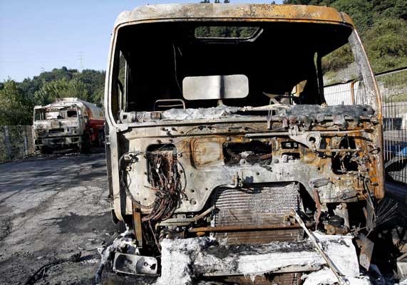 Dos camiones calcinados en un incendio "provocado" ayer en una gasolinera de Vizcaya. (C. Moya / Efe) Dos camiones calcinados en un incendio "provocado" ayer en una gasolinera de Vizcaya. (C. Moya / Efe)