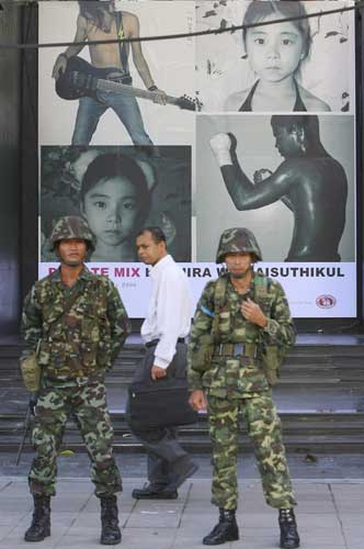 Soldados tailandeses en un centro comercial de Bangkok. (Barbara Walton / Efe) Soldados tailandeses en un centro comercial de Bangkok. (Barbara Walton / Efe)