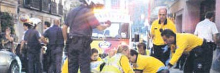 El Samur trata de reanimar a la víctima El Samur trata de reanimar a la víctima