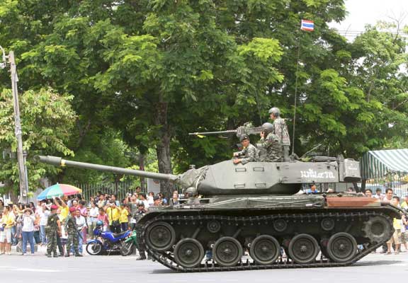 Un tanque de las Fuerzas Armadas Tailandia abandona la plaza real y la sede del gobierno. (Naron Sagnak / Efe) Un tanque de las Fuerzas Armadas Tailandia abandona la plaza real y la sede del gobierno. (Naron Sagnak / Efe)