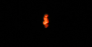 Temblando en el cielo de Granada un misterioso objeto anaranjado. La imagen está un poco movida por la ausencia de luz. Temblando en el cielo de Granada un misterioso objeto anaranjado. La imagen está un poco movida por la ausencia de luz.
