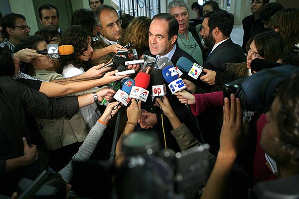 El ex ministro de Defensa José Bono atiende a los periodistas antes de la presentación del libro "Y al final, la guerra. El ex ministro de Defensa José Bono atiende a los periodistas antes de la presentación del libro "Y al final, la guerra.