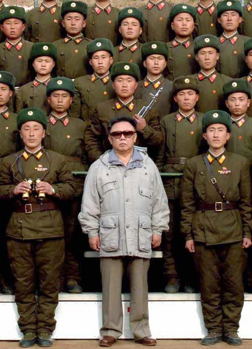 Kim Jong-Il y soldados norcoreanos, Corea del Norte Kim Jong-Il y soldados norcoreanos, Corea del Norte