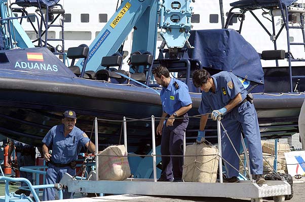 Agentes de la Agencia Tributaria descargan el hachís intervenido Agentes de la Agencia Tributaria descargan el hachís intervenido