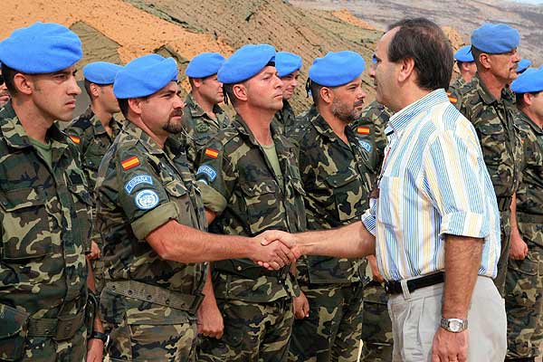El ministro de Defensa saluda a las tropas españolas en Blat, al sur de Líbano El ministro de Defensa saluda a las tropas españolas en Blat, al sur de Líbano