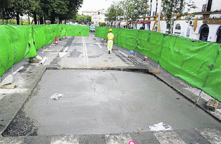 El socavón del metro en Paseo Colón provoca colas de 14 km El socavón del metro en Paseo Colón provoca colas de 14 km