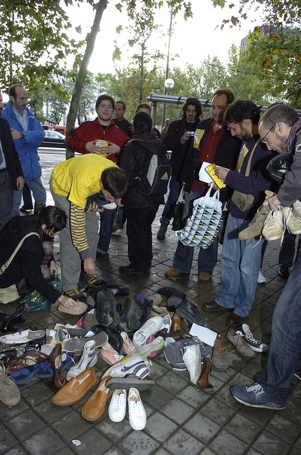 Vista de la protesta, una "zapatillada", realizada ante el Ministerio de la Vivienda, en Madrid Vista de la protesta, una "zapatillada", realizada ante el Ministerio de la Vivienda, en Madrid