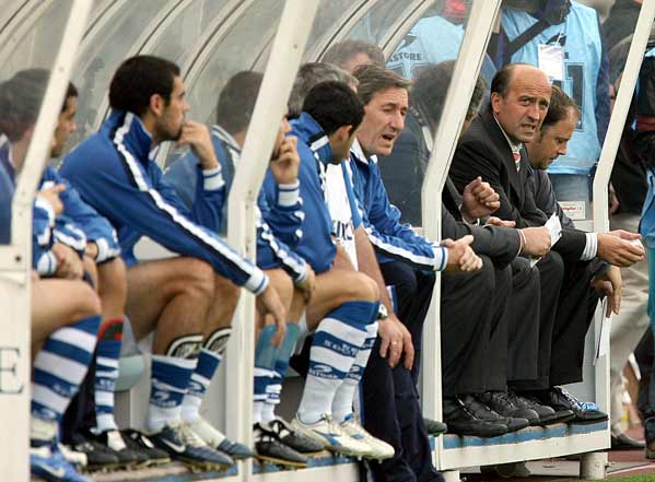 Banquillo de la Real Sociedad con Lotina sentado Banquillo de la Real Sociedad con Lotina sentado