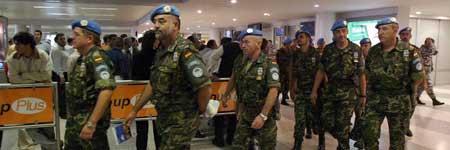 Legionarios españoles, a su llegada al aeropuerto internacional Rafik Hariri de Beirut, en Líbano.
