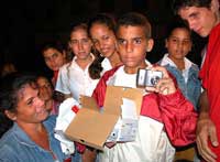 Niño con la cámara regalada por Castro (PRENSA LATINA) Niño con la cámara regalada por Castro (PRENSA LATINA)