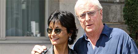 Michael Caine y su esposa Shakira
