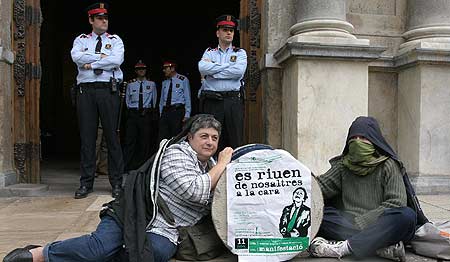 Jóvenes antisistema en la plaça Sant Jaume