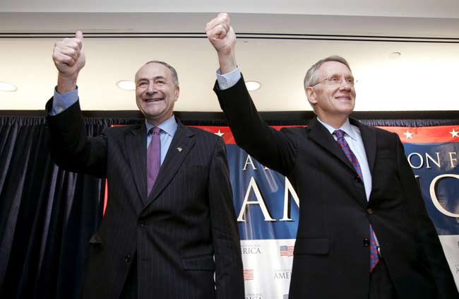 El senador estadounidense, demócrata por Nueva York, Charles Schumer (i) y el senador demócrata por Nevada Harry Reid (d) siguen los resultados desde Washington DC. El senador estadounidense, demócrata por Nueva York, Charles Schumer (i) y el senador demócrata por Nevada Harry Reid (d) siguen los resultados desde Washington DC.