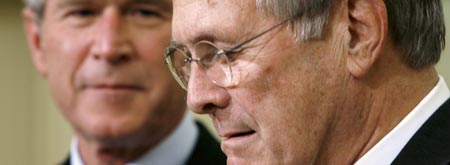 Donald Rumsfeld y George Bush