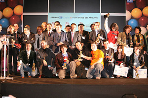 Los ganadores sonríen a la cámara Los ganadores sonríen a la cámara