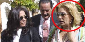 Mayte Zaldívar, con un círculo rojo, junto a Isabel Pantoja y Julián Muñoz. En la fecha de esta imagen, Zaldívar todavía era mujer de Muñoz (FOTO: Korpa). Mayte Zaldívar, con un círculo rojo, junto a Isabel Pantoja y Julián Muñoz. En la fecha de esta imagen, Zaldívar todavía era mujer de Muñoz (FOTO: Korpa).