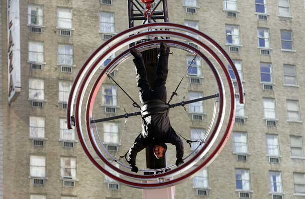 El mago David Blaine permanecerá tres días suspendido sobre Times Square. (Mike Segar / Reuters) El mago David Blaine permanecerá tres días suspendido sobre Times Square. (Mike Segar / Reuters)