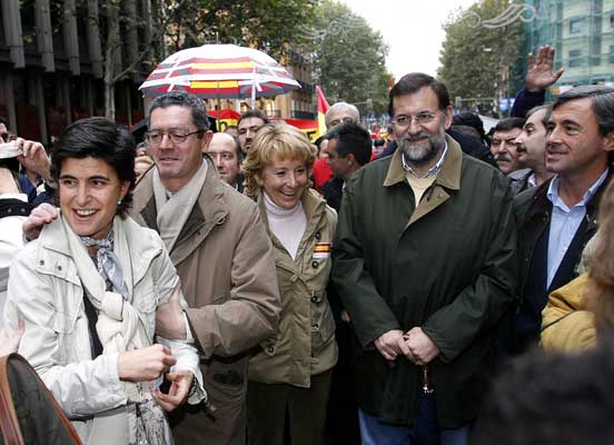 Rajoy (2d), Acebes (dcha), Aguirre (c), Ruiz-Gallardón (2i), y San Gil (izda), en la marcha de la AVT. (Hidalgo / Efe) Rajoy (2d), Acebes (dcha), Aguirre (c), Ruiz-Gallardón (2i), y San Gil (izda), en la marcha de la AVT. (Hidalgo / Efe)