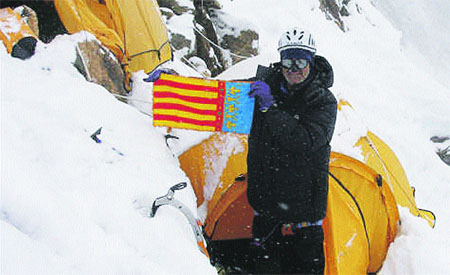 Los bomberos llevan la senyera al cielo Los bomberos llevan la senyera al cielo
