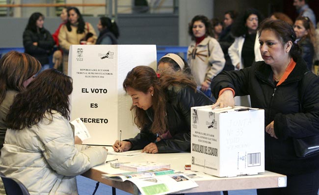 Ecuatorianos votando en España Ecuatorianos votando en España