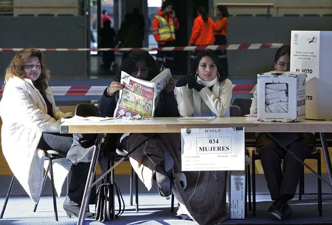 Ecuatorianos votando en España Ecuatorianos votando en España