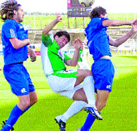 Un gol de Asen da el liderato al Córdoba Un gol de Asen da el liderato al Córdoba