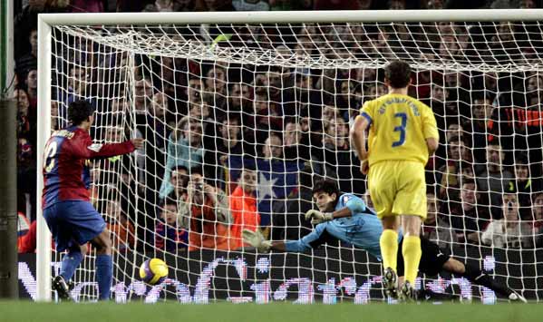 Ronaldinho marca de penalti contra el Villarreal Ronaldinho marca de penalti contra el Villarreal