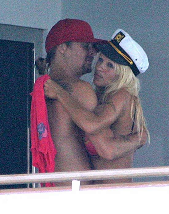 Pamela Anderson, en un yate este verano, antes de casarse con Kid Rock. Pamela Anderson, en un yate este verano, antes de casarse con Kid Rock.