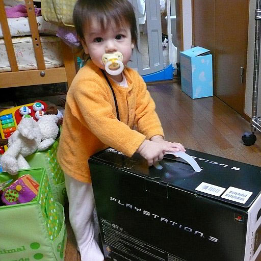 Un niño con una PlayStation 3 Un niño con una PlayStation 3
