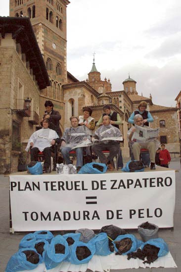 Miembros de la plataforma Teruel Existe se cortan el pelo en protesta por la pasividad del Gobierno (EFE). Miembros de la plataforma Teruel Existe se cortan el pelo en protesta por la pasividad del Gobierno (EFE).