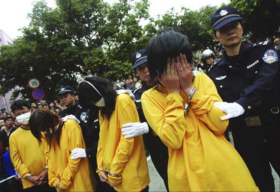 Cien prostitutas y proxenetas desfilaron públicamente en China. (China Daily / Reuters) Cien prostitutas y proxenetas desfilaron públicamente en China. (China Daily / Reuters)