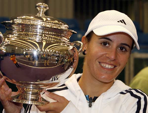 Anebel Medina posa con el trofeo de campeona Anebel Medina posa con el trofeo de campeona