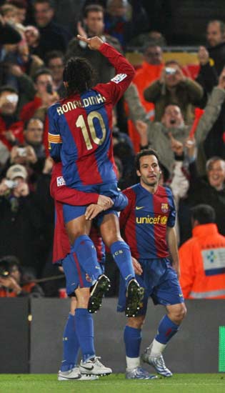 Ronaldinho celebra el gol contra la Real Sociedad Ronaldinho celebra el gol contra la Real Sociedad
