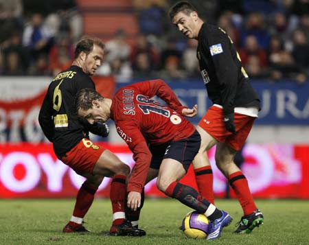 Soldado, del Osasuna, intenta llevarse el balón ante dos jugadores del Mallorca Soldado, del Osasuna, intenta llevarse el balón ante dos jugadores del Mallorca