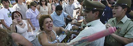 Partidarios del ex dictador Pinochet increpan a la prensa tras conocer su muerte (Reuters) Partidarios del ex dictador Pinochet increpan a la prensa tras conocer su muerte (Reuters)