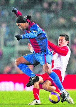 Ronaldinho y Agüero pactan el empate Ronaldinho y Agüero pactan el empate