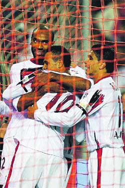 El Sevilla abraza la felicidad El Sevilla abraza la felicidad