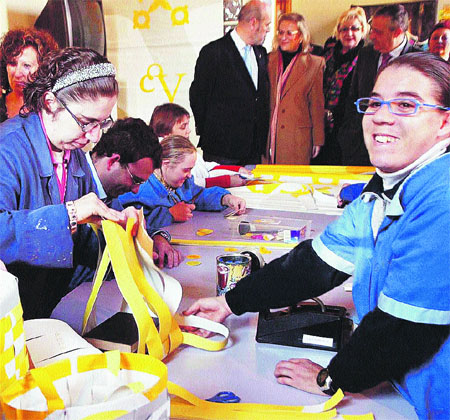 Convierten los adornos de la visita del Papa en 8.000 bolsos Convierten los adornos de la visita del Papa en 8.000 bolsos