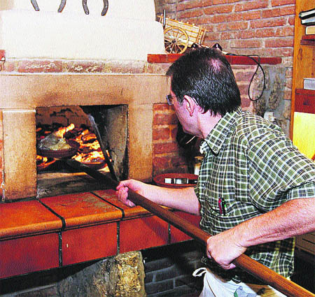 La mesa preparada, pero los fogones apagados