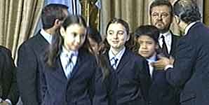 Unas niñas de San Ildefonso con el nuevo uniforme (TVE). Unas niñas de San Ildefonso con el nuevo uniforme (TVE).