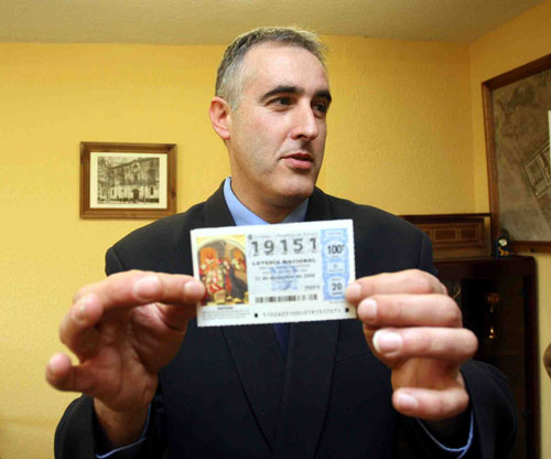 Director de la cárcel, Carlos Blanco, con el décimo. (Pablo Elías) Director de la cárcel, Carlos Blanco, con el décimo. (Pablo Elías)
