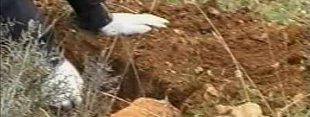 Un policía excava en un zulo de ETA (EFE). Un policía excava en un zulo de ETA (EFE).