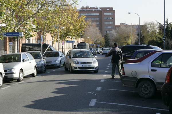 Ni parquímetros ni policías ponen coto a los 'gorrillas' Ni parquímetros ni policías ponen coto a los 'gorrillas'